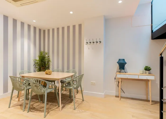 SevilleBnB Group- Santa Barbara Central Suites, Sevilla center, Spagna
