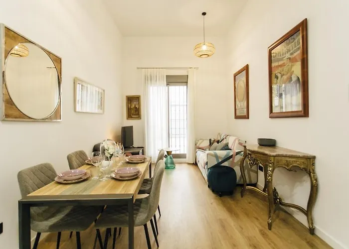 Beautiful With Seasonal Pool- 1Bd 1Bth- Center