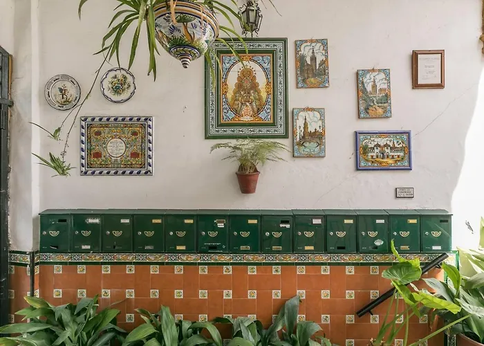 Típico y pintoresco patio de vecinos, con encanto