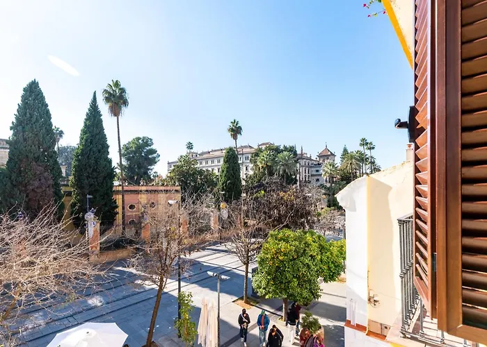 SF Apartamento con balcones con vistas al Hotel Alfonso XIII y a la Universidad Sevilla, España