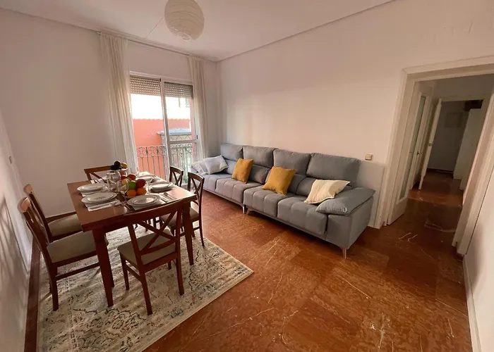 Enorme y Luminoso Apartamento para 13 personas con balcones en el corazón de Sevilla