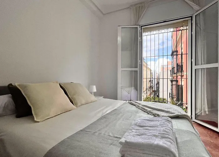 Enorme y Luminoso Apartamento para 13 personas con balcones en el corazón de Sevilla
