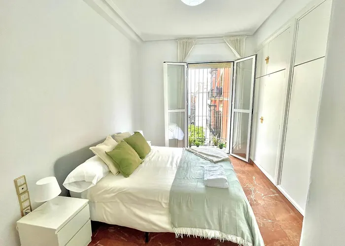 Enorme y Luminoso Apartamento para 13 personas con balcones en el corazón de Sevilla