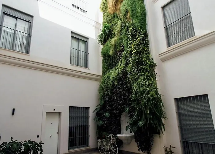 Beautiful With Seasonal Pool- 1Bd 1Bth- Center