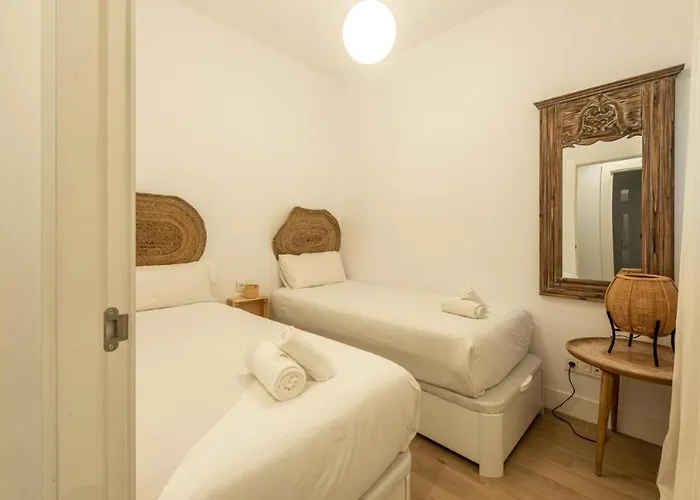 Modern With Balcony- 2Bd 2Bth- San Vicente