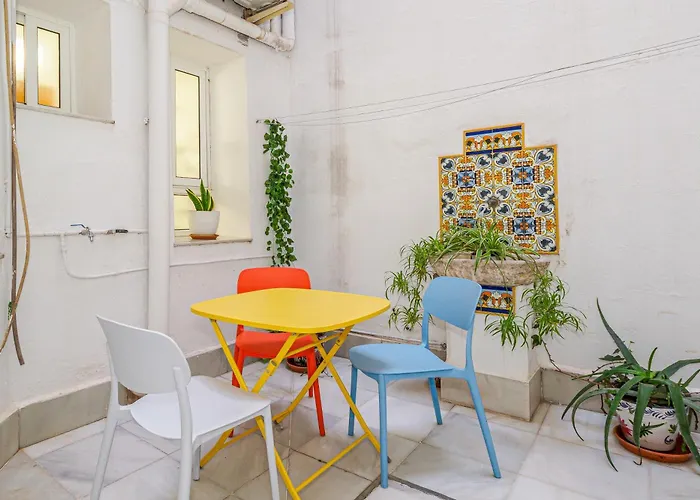 Bonito y muy fresco apartamento con patio privado