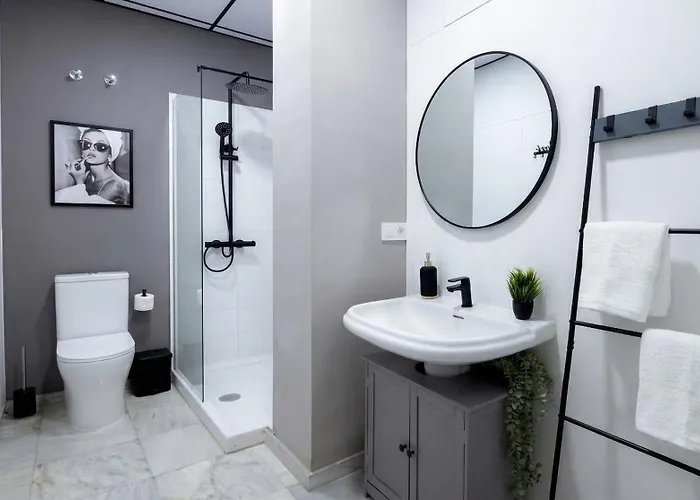 Brand-New 2Br Apt Near Center - Free Parking