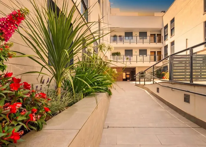 Oasis In The Heart Of Seville - 2 Bedroom Apt With Free Parking