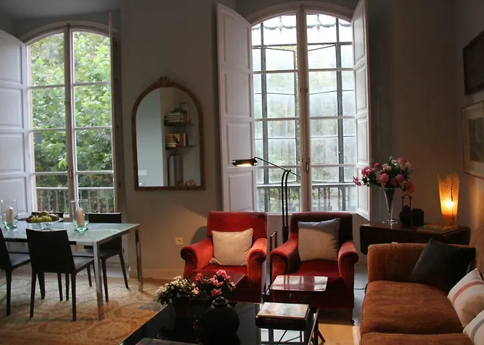 Elegant 2 Bedroom Apartment In Historic 1882 Building Central Sevilla Private Parking & Country Club Access