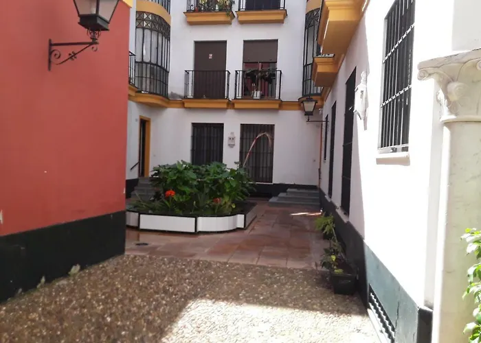 Junto A Casa Pilatos