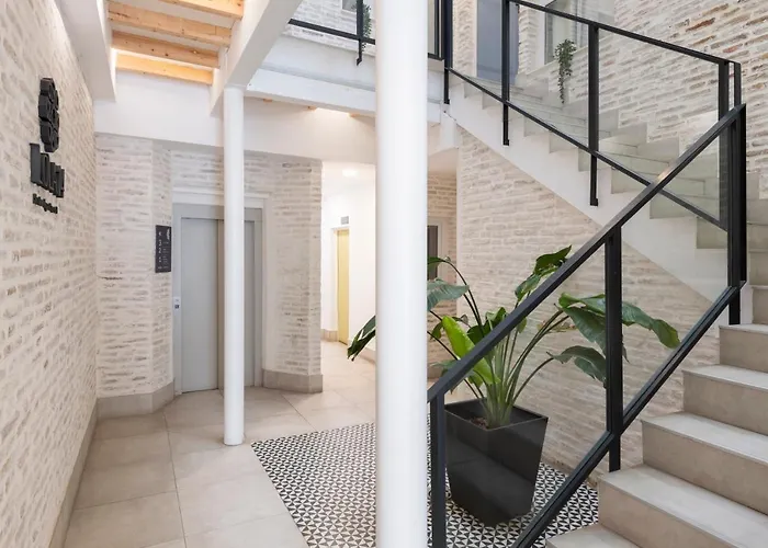 Lola 14 Suite Apartment